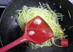 Illustration of how to make fried shredded radish 9