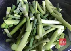 Illustration of how to make spicy garlic moss 1