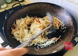 Illustration of how to stir-fry pickles 4