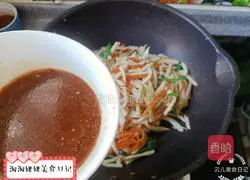 Illustration of how to make shredded king oyster mushrooms in oyster sauce 9