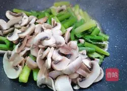 Illustration of how to make fried asparagus and mushrooms 13
