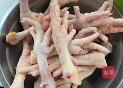 Illustration of how to make spicy chicken feet 1