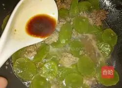 Illustration of how to make fried lettuce and minced meat 4