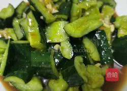 Illustration of how to pat cucumbers 7