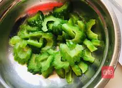 Illustration of how to make cold bitter melon 5