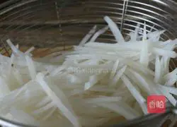 Illustration of how to mix white radish shreds 4