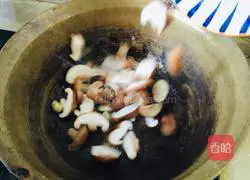 Illustration of how to stir-fry rapeseed with mushrooms 4