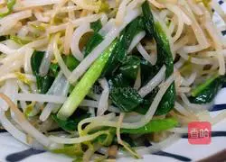 Illustration of how to make stir-fried mung bean sprouts and leeks 5