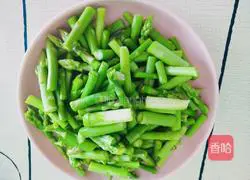 Illustration of how to make stir-fried asparagus 4