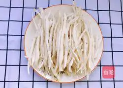 Illustration of how to stir-fry king oyster mushrooms with green pepper 2