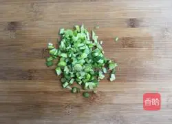 Illustration of how to make fried garlic eggs with douban 4