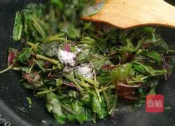 Illustration of how to make stir-fried red amaranth 5