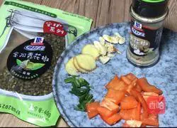 Illustration of how to make fried lotus root slices with pepper, sesame and snow peas 3