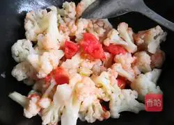 Illustration of how to stir-fry cauliflower with tomatoes 5