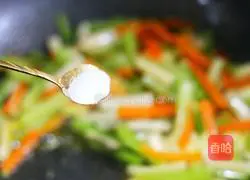 Illustration of how to stir-fry king oyster mushrooms, carrots and celery 10
