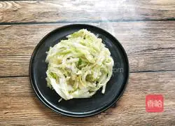 Illustration of how to make shredded cabbage in vinegar 13
