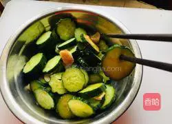 Illustration of how to make garlic slices and cucumber 5