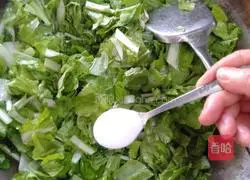 Stir-fried small fry Illustration of how to make cabbage 6