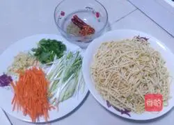 Illustration of how to make cold shredded dried tofu 1