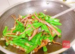 Illustration of how to stir-fry green beans with tea tree mushrooms 16