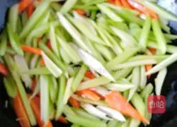 Illustration of how to make green celery stir-fried 3
