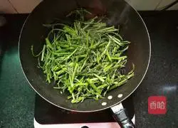 Illustration of how to make garlic asparagus flowers 6