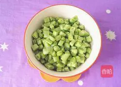 Illustration of how to stir-fry green beans with potatoes 4