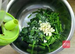 Illustration of how to make spinach with nuts 6