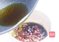 Illustration of how to make cold spicy lotus root slices 8