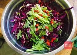 Illustration of how to make cold peanut, parsley and purple cabbage 3