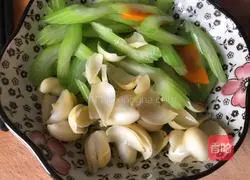 Illustration of how to stir-fry celery and lily 10