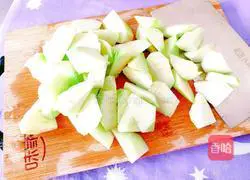 Illustration of how to stir-fry loofah and sweet potato leaves 4