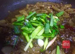 Illustration of how to make hot and sour konjac flowers with pickled peppers 12