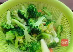 Illustration of how to make stir-fried carrots with broccoli 10