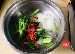 Illustration of how to mix Chinese cabbage with vermicelli 5