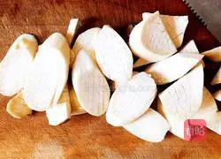 Illustration of braised king oyster mushrooms in sauce 2