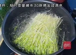 Illustration of how to skillfully mix bean sprouts 1