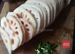 Illustration of how to make spicy lotus root slices 2