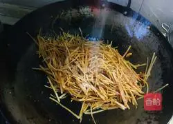 Illustration of how to make spicy and sour potato shreds 8