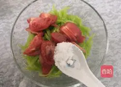Illustration of how to mix tomatoes with lettuce 6