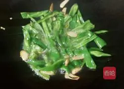 Illustration of how to make fried fungus with yuba and green pepper 5