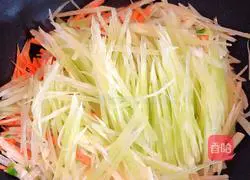 Illustration of how to make spicy cabbage with vinegar and three shredded vegetables 6