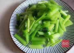 Illustration of how to make celery and peanuts mixed with yuba 5