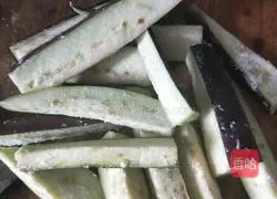 Illustration of how to make fish-flavored eggplant strips 1