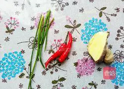 Illustration of how to make spicy and sour lotus root slices 2