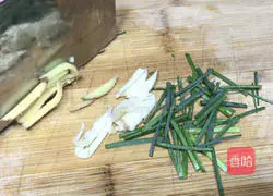 Illustration of how to make vegetarian stir-fried three shredded silkworms 5
