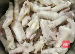 Illustration of how to make pickled pepper chicken feet 10