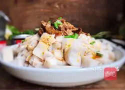 Illustration of how to make mushroom sauce mixed with diced lotus root 7