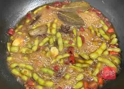 Illustration of how to make spicy braised edamame 10