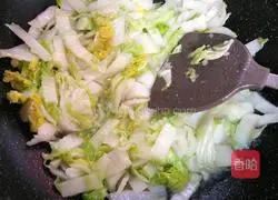 Illustration of how to stir-fry cabbage with chives 4